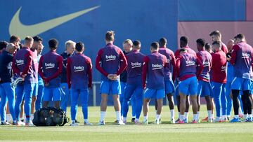 Ronald Koeman areng&oacute; a sus jugadores al iniciar el &uacute;ltimo entrenamiento antes de viajar a Madrid.