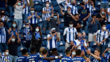 Fiscal¨ªa y agentes policiales registran la sede del Oporto