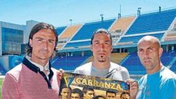 <b>PIDEN UN LLENO. </b>Toedtli, Juanma Delgado y Raúl López, posan con el cartel del partido.