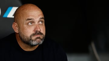 El técnico del Espanyol, Manolo González, antes del inicio del encuentro correspondiente a la sexta jornada de Laliga EA Sports que disputan hoy sábado Real Madrid y Espanyol en el estadio Santiago Bernábeu, en Madrid.