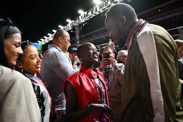 El atleta jamaicano Usain Bolt saluda a la actriz Lupita Nyong'o.