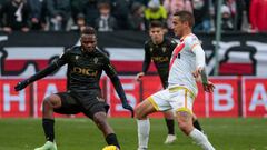 El defensa del Rayo VAllecano Luis Espino (d) y el centrocampista del Cádiz  Kouamé (i) durante el partido de LaLiga EA Sports de la jornada 27 en el estadio de Vallecas este sábado.-EFE/ Zipi Aragón