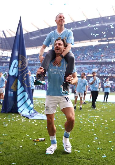 Jack Grealish lleva en volandas a Ben Thompson, fisioterapeuta del club inglés.