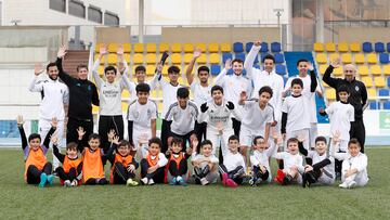 Foto de familia de la escuela de la Fundación Real Madrid en Riad.