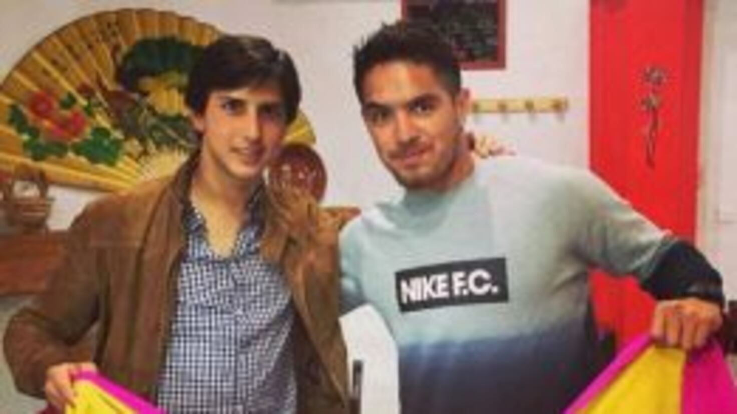 Betis: Roco Rey regala un capote al peruano Juan Manuel Vargas Roco Rey ...