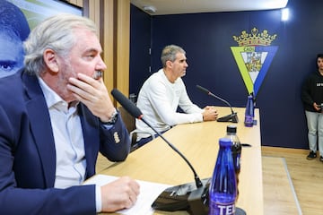 Manuel Vizcano junto a Gaizka Garitano en sala de prensa del Nuevo Mirandilla.