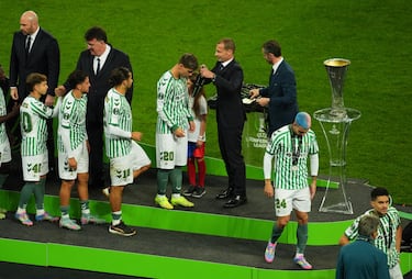 Giovani Lo Celso recibe de manos de Aleksander Ceferin, presidente de la UEFA, la medalla de subcampeones del torneo.