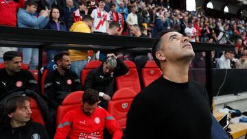 MADRID 18/03/2023.- El entrenador del Girona FC Míchel (d) instantes previos al comienzo del partido de la Jornada 26 de LaLiga Santander, que enfrenta este sábado al Rayo Vallecano y Girona FC en el estadio 'Campo de fútbol de Vallecas' en Madrid. EFE/ Mariscal
