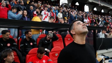 MADRID 18/03/2023.- El entrenador del Girona FC M¨ªchel (d) instantes previos al comienzo del partido de la Jornada 26 de LaLiga Santander, que enfrenta este s¨¢bado al Rayo Vallecano y Girona FC en el estadio 'Campo de f¨²tbol de Vallecas' en Madrid. EFE/ Mariscal