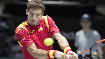 Pablo Carre&ntilde;o devuelve una bola ante Guido Pella durante la emilinatoria de semifinales de Copa Davis entre Espa&ntilde;a y Argentina.