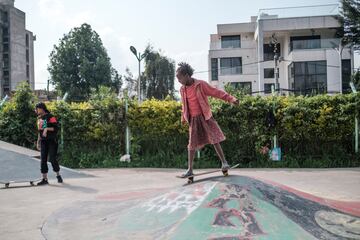 Las ni?as patinan en un parque de skate como parte de un entrenamiento semanal del grupo Ethiopian Girls Skate, en Addis Abeba, Etiop¨ªa. El Ethiopian Girls Skate es una iniciativa que promueve el skateboarding entre ni?as de diferentes or¨ªgenes sociales para para mejorar su salud mental y empoderarlas. El grupo fue fundado hace 2 a?os por los skaters Sosina Chala y Mickey Asfaw, y en ¨¦l participan alrededor de 35 chicas.