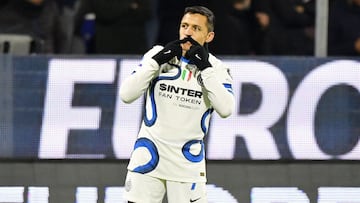 Inter Milan's forward Alexis Sanchez celebrates after scoring the 0-3 goal during the Italian championship Serie A football match between US Salernitana and FC Internazionale on December 17, 2021 at the Arechi stadium in Salerno, Italy - Photo Carmelo Imbesi / LiveMedia / DPPI
AFP7
17/12/2021 ONLY FOR USE IN SPAIN