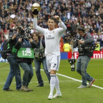 Cristiano Ronaldo ofrece el Balón de Oro a la afición.