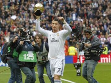 Cristiano Ronaldo ofrece el Balón de Oro a la afición.