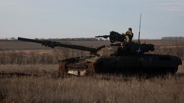 A tank containing members of the 68th Independent Jager Brigade of the Ukrainian Army prepare to fire on a Russian military target on the frontline in the Southern Donbas region in Ukraine, November 29, 2022. REUTERS/Leah Millis