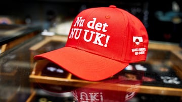 Una gorra anti-MAGA con el lema ‘Nu det NUUK!’ que se vende en la tienda de ropa McKorman en Noerrebrogade, expuesta en Copenhague, Dinamarca, el 13 de enero de 2026. El mensaje ‘Nu er det NUUK!’ y ‘Make America go away’ está bordado en la gorra.