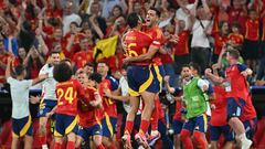 Mikel Merino y Rodri se funden en un abrazo de alegría por el pase a la final.