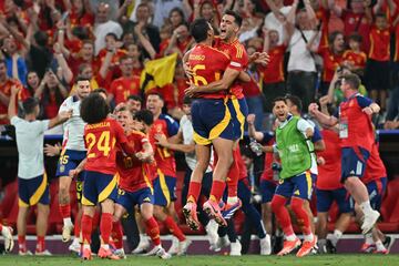 Mikel Merino y Rodri se funden en un abrazo de alegría por el pase a la final.