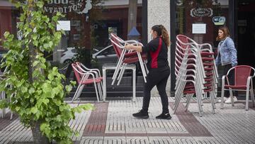 Una camarera prepara la terraza de una Cervecería 100 Montaditos durante el tercer día de la entrada de Navarra en la fase 3 de la desescalada instaurada por el Gobierno a consecuencia del coronavirus. En Pamplona, Navarra (España), a 10 de junio de 2020.