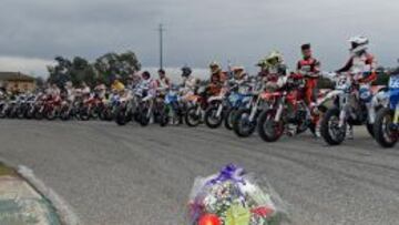 Los pilotos posan en el lugar del fatal accidente.