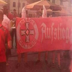 Investigan a aficionados alemanes por celebrar con símbolos del Ku Klux Klan