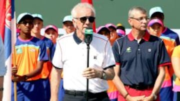 El ya ex director del torneo de Indian Wells, Raymond Moore, se dirige al público en la entrega de premios de la final masculina del torneo después de la final entre Novak Djokovic y Milos Raonic.