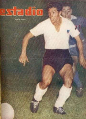 Juan Soto defendiendo a Colo Colo. Marcó 100 goles en 129 partidos oficiales por el Cacique.