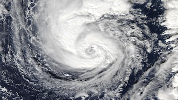 El ojo del hurac&aacute;n Mart&iacute;n sobre el Oc&eacute;ano Atl&aacute;ntico visto desde el sat&eacute;lite. 