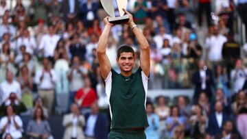 MADRID, SPAIN - MAY 08: Carlos Alcaraz Garfia of Spain lifts the Men's Singles Winner Mutua Madrid Open trophy after their victory in the men's singles final match at La Caja Magica on May 08, 2022 in Madrid, Spain. (Photo by Clive Brunskill/Getty Images)