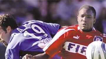 <b>CORPULENTO. </b>Damani Ralph (de rojo, a la derecha), en un partido de los Chicago Fire en la pasada Major League Soccer.