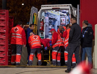 Andrea Medina salio en camilla por los servicios sanitarios y trasladada en ambulancia tras un golpe en la cabeza con la rodilla de Barbara Bonansea.