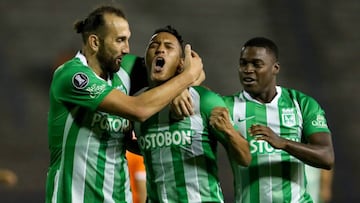 Hern&aacute;n Barcos y Sebasti&aacute;n G&oacute;mez celebrando el gol de Nacional ante Deportivo La Guaira por Copa Libertadores.