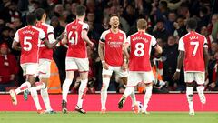 London (United Kingdom), 23/04/2024.- Ben White (C) of Arsenal celebrates with teammates after scoring his team's second goal during the English Premier League soccer match of Arsenal FC against Chelsea FC, in London, Britain, 23 April 2024. (Reino Unido, Londres) EFE/EPA/ANDY RAIN EDITORIAL USE ONLY. No use with unauthorized audio, video, data, fixture lists, club/league logos, 'live' services or NFTs. Online in-match use limited to 120 images, no video emulation. No use in betting, games or single club/league/player publications.
