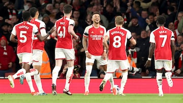 London (United Kingdom), 23/04/2024.- Ben White (C) of Arsenal celebrates with teammates after scoring his team's second goal during the English Premier League soccer match of Arsenal FC against Chelsea FC, in London, Britain, 23 April 2024. (Reino Unido, Londres) EFE/EPA/ANDY RAIN EDITORIAL USE ONLY. No use with unauthorized audio, video, data, fixture lists, club/league logos, 'live' services or NFTs. Online in-match use limited to 120 images, no video emulation. No use in betting, games or single club/league/player publications.
