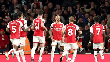 London (United Kingdom), 23/04/2024.- Ben White (C) of Arsenal celebrates with teammates after scoring his team's second goal during the English Premier League soccer match of Arsenal FC against Chelsea FC, in London, Britain, 23 April 2024. (Reino Unido, Londres) EFE/EPA/ANDY RAIN EDITORIAL USE ONLY. No use with unauthorized audio, video, data, fixture lists, club/league logos, 'live' services or NFTs. Online in-match use limited to 120 images, no video emulation. No use in betting, games or single club/league/player publications.
