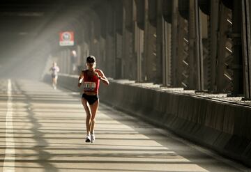 Susan Loken a su paso por Queensborough Bridge en la Maratón de 2005.       