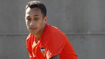 Orellana, entren&aacute;ndose con el Valencia. 
 