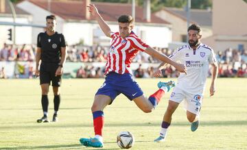 El portero del B, Antonio Gomis, va a rematar un bal¨®n en los minutos finales del Numancia-Atl¨¦tico en el que tuvo que jugar porque Simeone no ten¨ªa m¨¢s futbolistas de campo y Hermoso se hab¨ªa torcido el tobillo. Jug¨® de delantero.