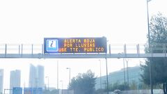 Aviso en la carretera por la lluvia, a 3 de septiembre de 2023, en Madrid (España). La DANA, que llegó el pasado 1 de septiembre, ha traído abundantes precipitaciones a gran parte de la Península y Baleares. La Agencia Estatal de Meteorología (AEMET) ha emitido un aviso especial por las lluvias y tormentas que se esperan. Hoy, la AEMET señala que la DANA, al encontrarse centrada al sureste de la Península, va a provocar que se establezca un flujo húmedo e intenso de levante, aportando humedad de procedencia marítima y favoreciendo que se produzcan precipitaciones abundantes. Además de tormentas, la AEMET avisa de riesgo por vientos en las provincias del centro y este peninsular, y Baleares, y una bajada de temperaturas que hacen que predomine un ambiente otoñal.
03 SEPTIEMBRE 2023;DANA;TORMENTA;LLUVIA;LLOVER;CLIMA;TIEMPO;ALERTA;
Ricardo Rubio / Europa Press
03/09/2023