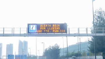 Aviso en la carretera por la lluvia, a 3 de septiembre de 2023, en Madrid (España). La DANA, que llegó el pasado 1 de septiembre, ha traído abundantes precipitaciones a gran parte de la Península y Baleares. La Agencia Estatal de Meteorología (AEMET) ha emitido un aviso especial por las lluvias y tormentas que se esperan. Hoy, la AEMET señala que la DANA, al encontrarse centrada al sureste de la Península, va a provocar que se establezca un flujo húmedo e intenso de levante, aportando humedad de procedencia marítima y favoreciendo que se produzcan precipitaciones abundantes. Además de tormentas, la AEMET avisa de riesgo por vientos en las provincias del centro y este peninsular, y Baleares, y una bajada de temperaturas que hacen que predomine un ambiente otoñal.
03 SEPTIEMBRE 2023;DANA;TORMENTA;LLUVIA;LLOVER;CLIMA;TIEMPO;ALERTA;
Ricardo Rubio / Europa Press
03/09/2023