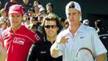 DE VISITA EN TOKIO. Todos los pilotos mundialistas están ya en Japón y han aprovechado los días previos al comienzo de los entrenamientos para hacer turismo. Algunos, incluso, visitaron las pistas de tenis del Torneo de Tokio, como Carlos Checa y el italiano Loris Capirossi, en la imagen junto al jugador australiano Lleyton Hewitt.