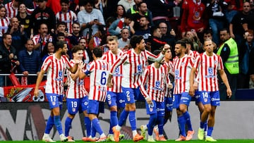 Los jugadores del Atlético celebran el primer gol ante el Sevilla.