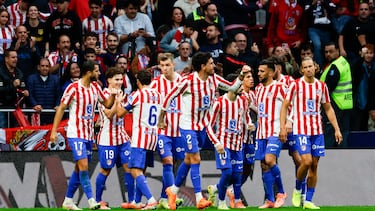 Los jugadores del Atlético celebran el 1-0 de Julián Alvarez.