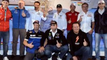 Los favoritos del Dakar 2014, incluyendo a Sainz y Roma, estuvieron ayer en París.