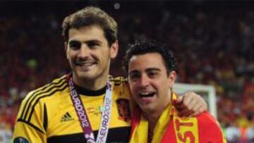 Imagen de archivo de Casillas y Xavi posando con la Eurocopa.