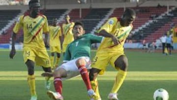 El jugador mexicano Jorge Espericueta pelea por el balón con los malís Adama Mariko e Issaka Samake durante el partido del Mundial sub-20 que disputan en Gaziantep, Turquía, hoy, viernes 28 de junio de 2013.