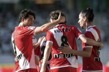 Córdoba-Rayo Vallecano.
El centrocampista del Rayo Vallecano Raúl Baena celebra con sus compañeros su gol ante el Córdoba. 0-1.