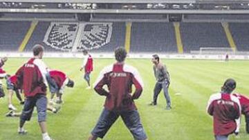 <b>ENSAYO. </b>La plantilla del Sevilla se ejercitó ayer por la tarde en Frankfurt. Juande Ramos quiso mantener durante todo el día la máxima concentración en los suyos.