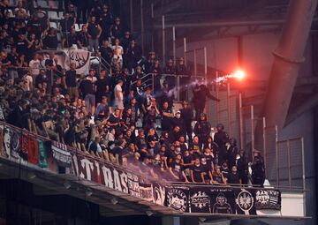 Lanzamiento de bengalas, insultos, saludos nazis... durante el encuentro entre el Eintracht Fráncfort y el Olympique de Marsella hubo numerosos altercados fuera y dentro del terreno de juego. .