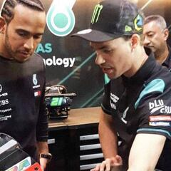Hamilton se sube a la MotoGP